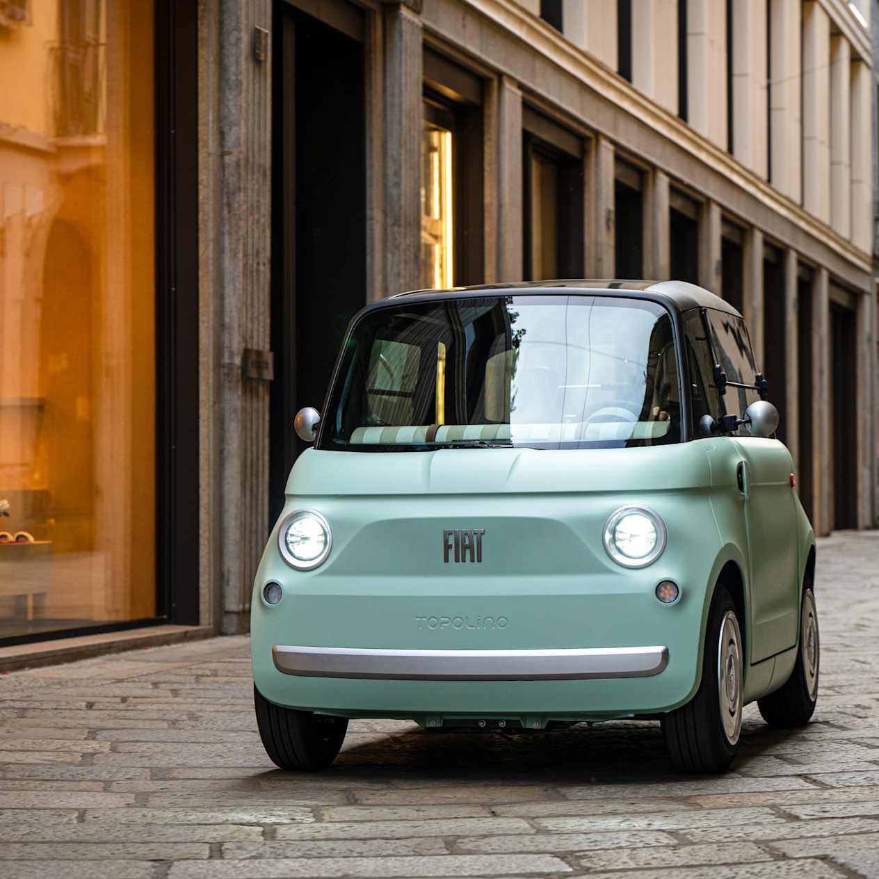 Fiat Topolino 2023 : face avant dans la rue en ville