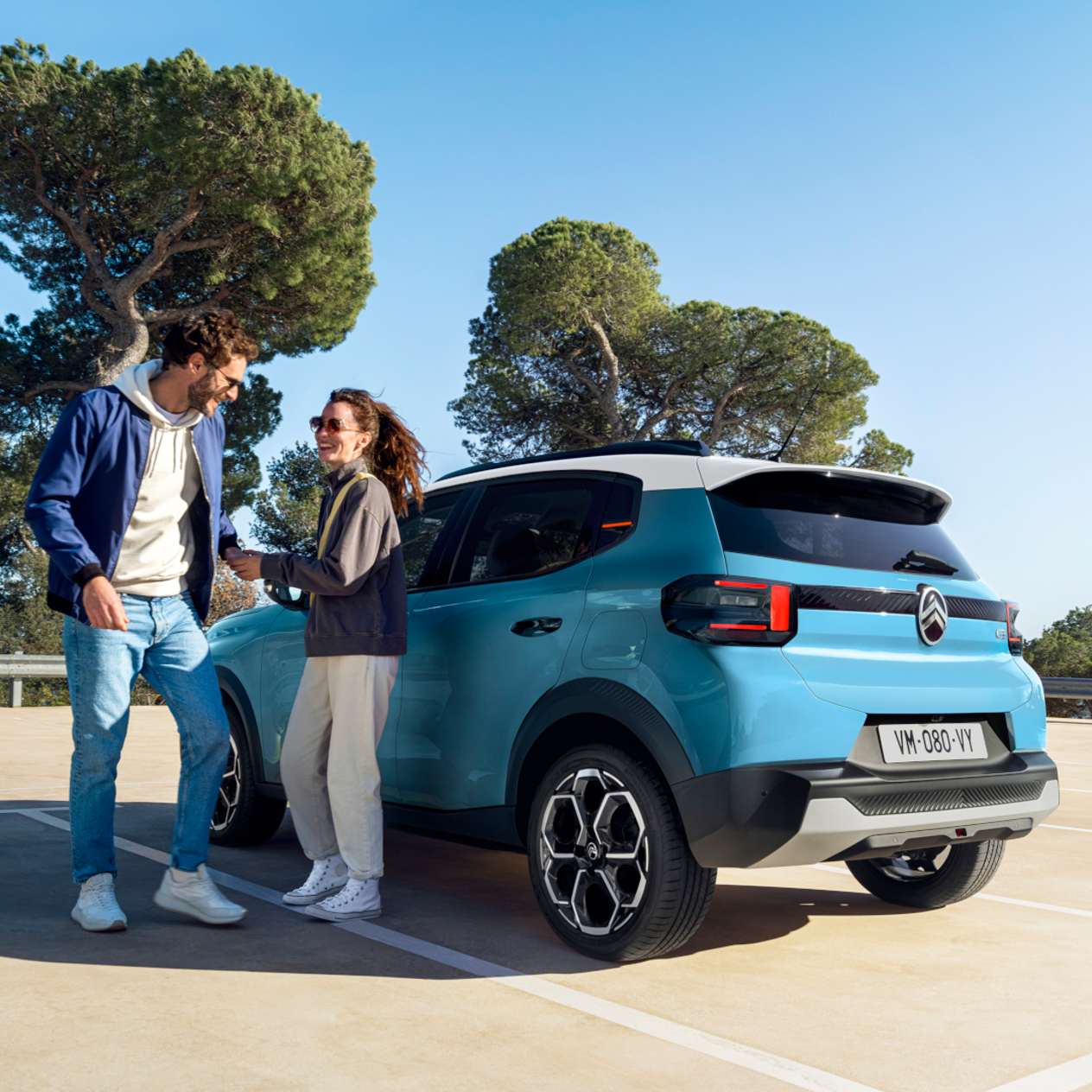 Citroën C3 2024 bleue : trois quarts arrière gauche statique sur parking avec couple