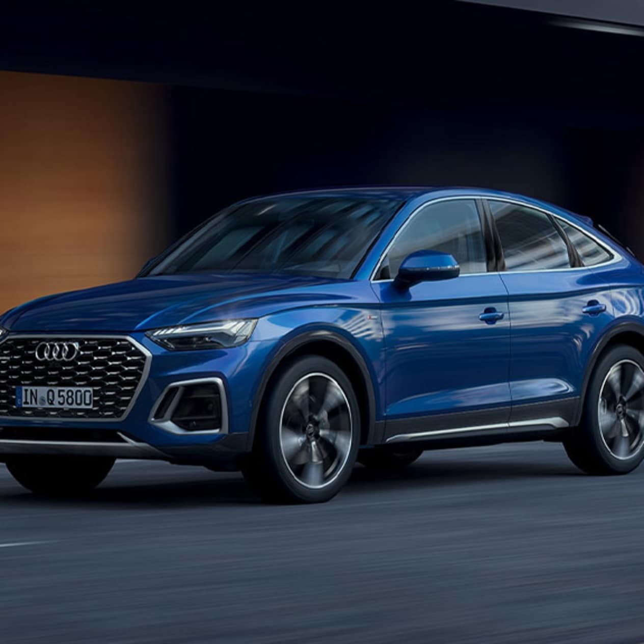 Side profile of the new Audi Q5 in Navarra Blue