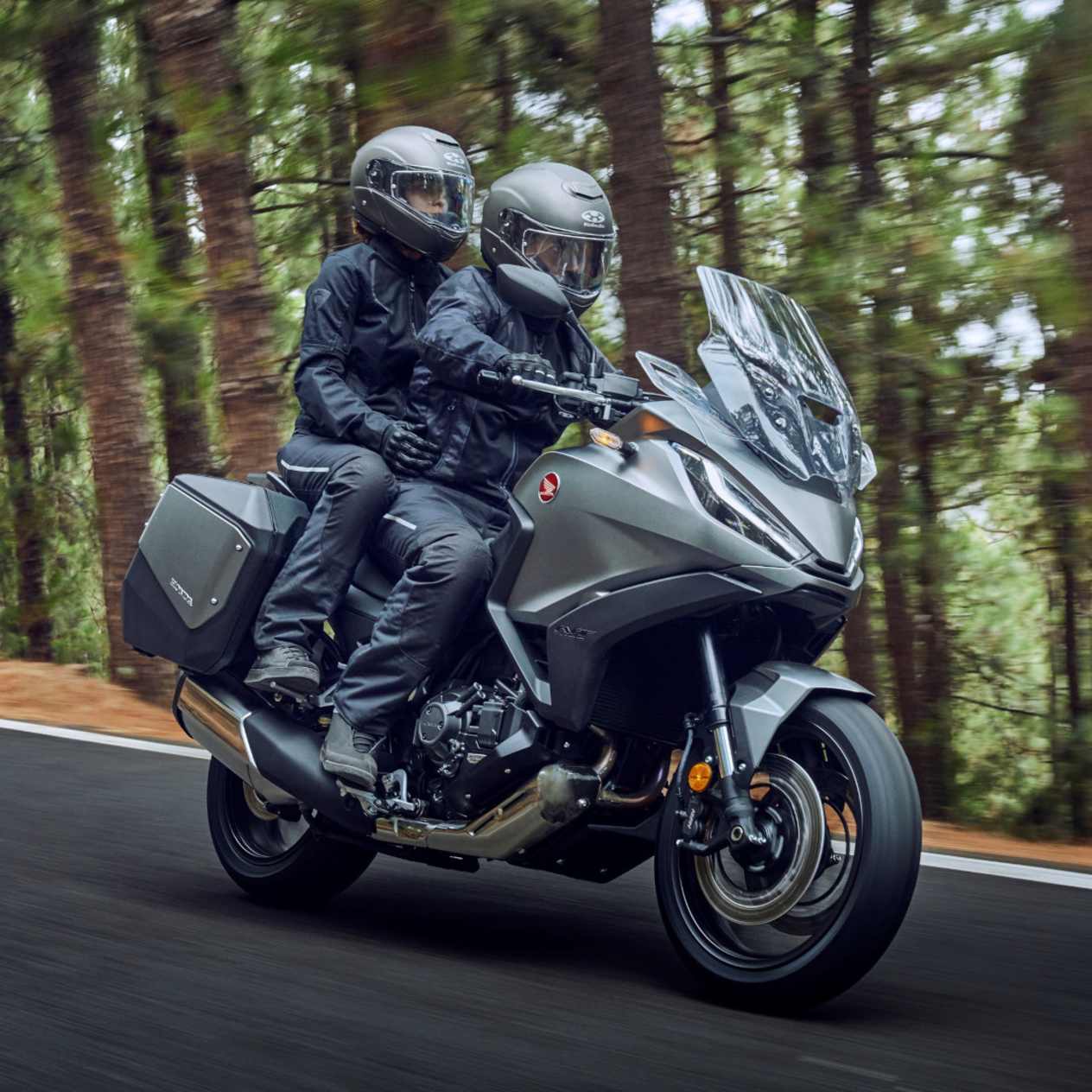 Honda NT1100 2022 : trois quarts avant droit sur route dans la forêt