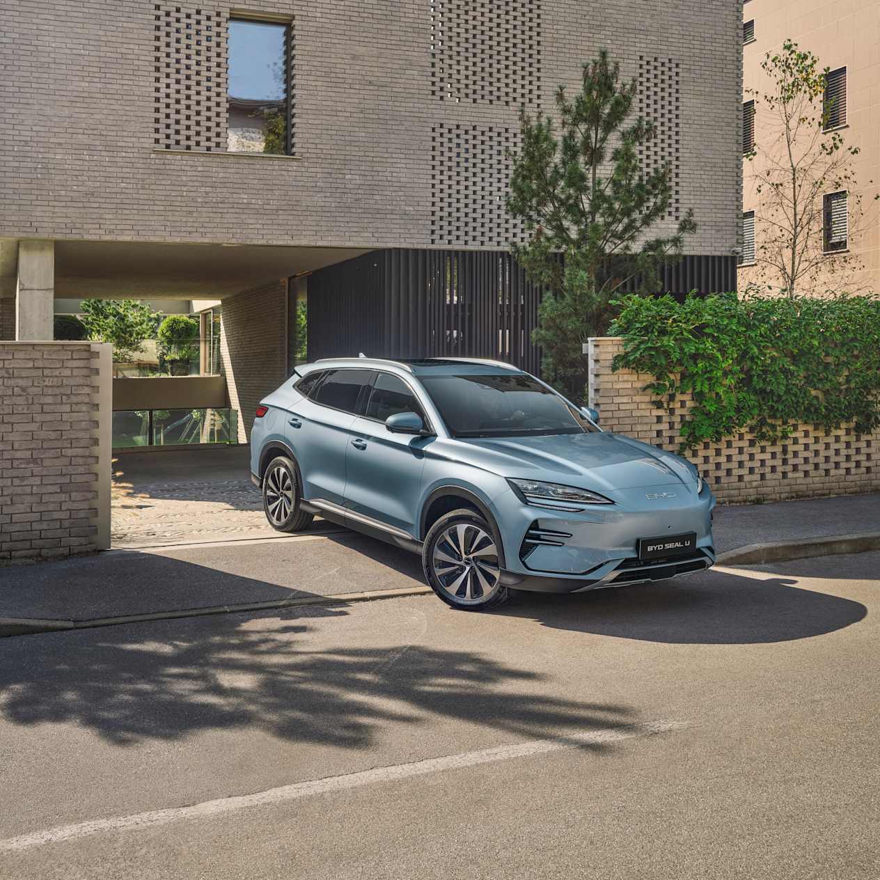 BYD Seal U 2023 : trois quarts avant droit en sortie de parking