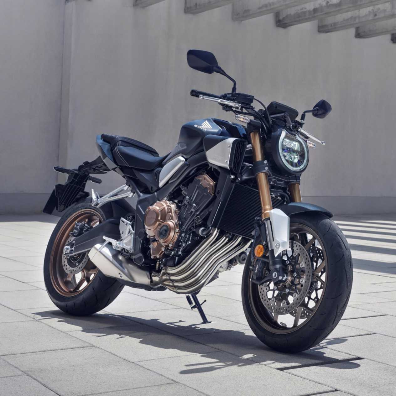 Honda CB650R 2024 : trois quarts avant droit statique