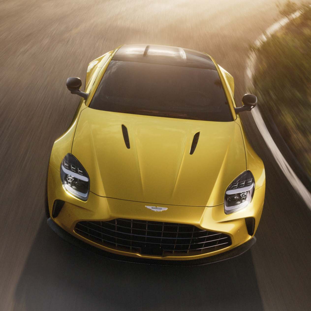 Aston Martin Vantage 2024 : vue face avant plongeante sur route
