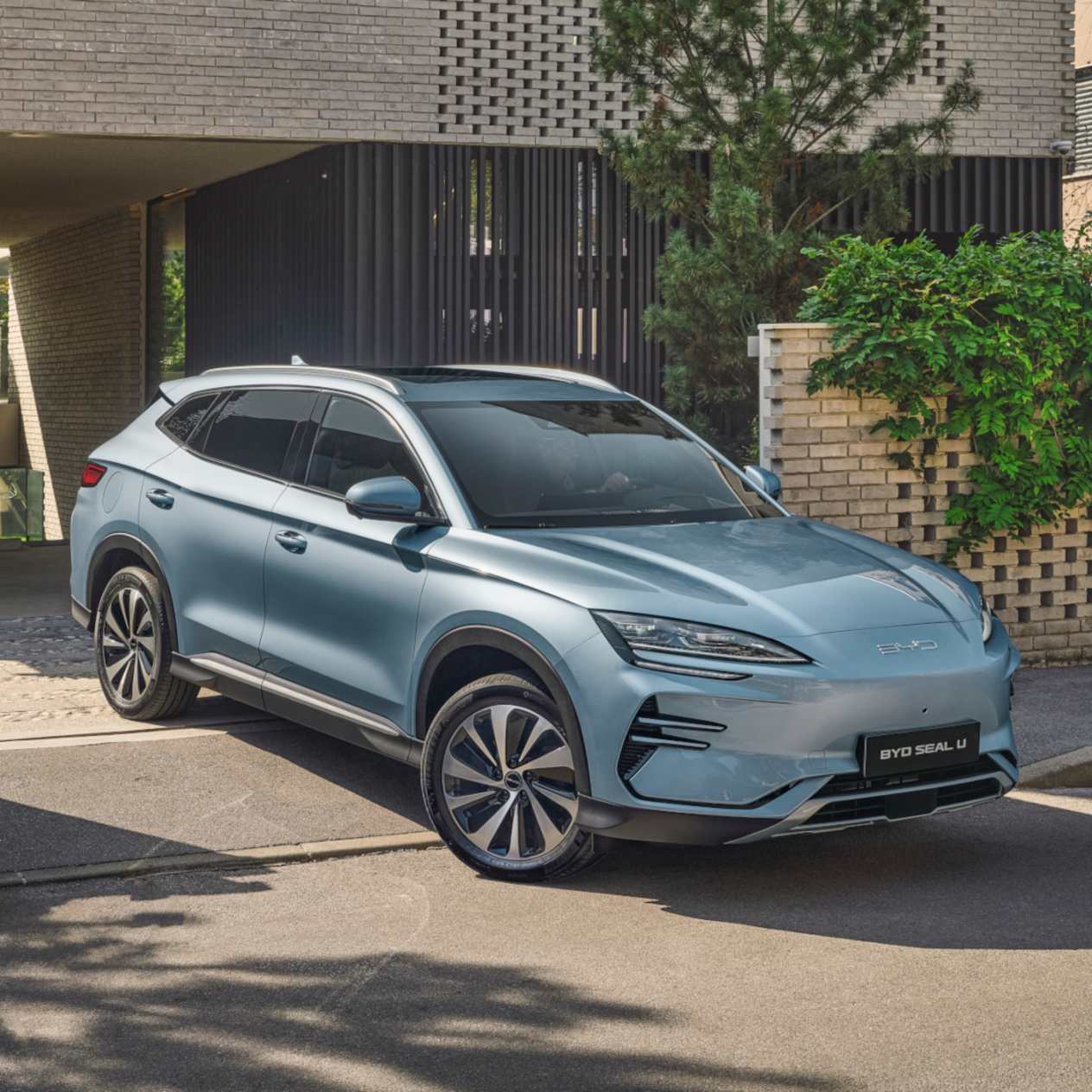 BYD Seal U : trois quarts avant droit sortant de la cour d'une maison