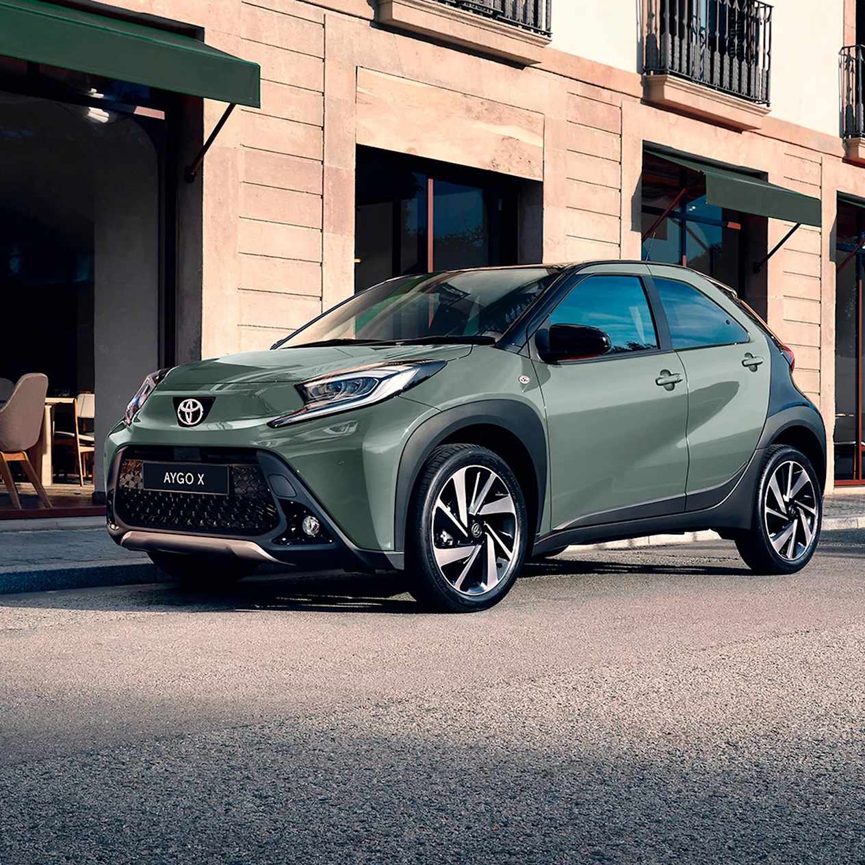 Toyota Aygo X 2022 : trois quarts avant gauche garée dans la rue