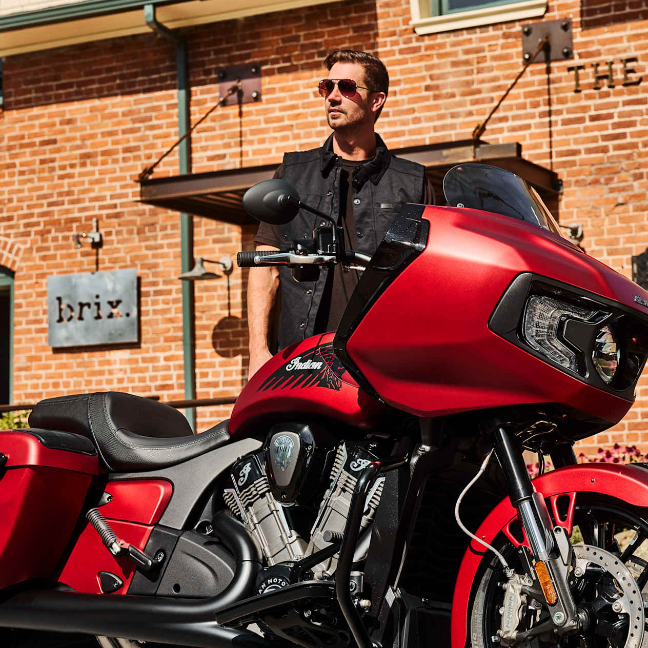 Indian Challenger Dark Horse 2024 Sunset Red Smoke : détail carénage avant avec motard