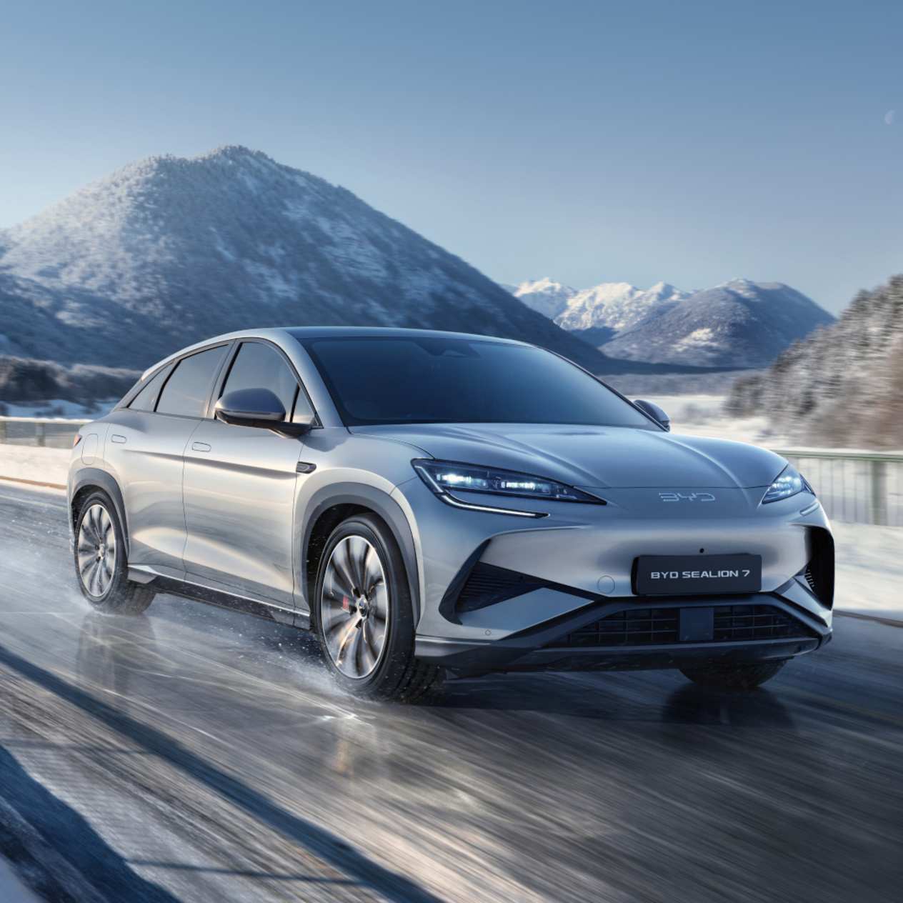BYD Sealion 7 2024 : trois quarts avant droit sur route de montagne