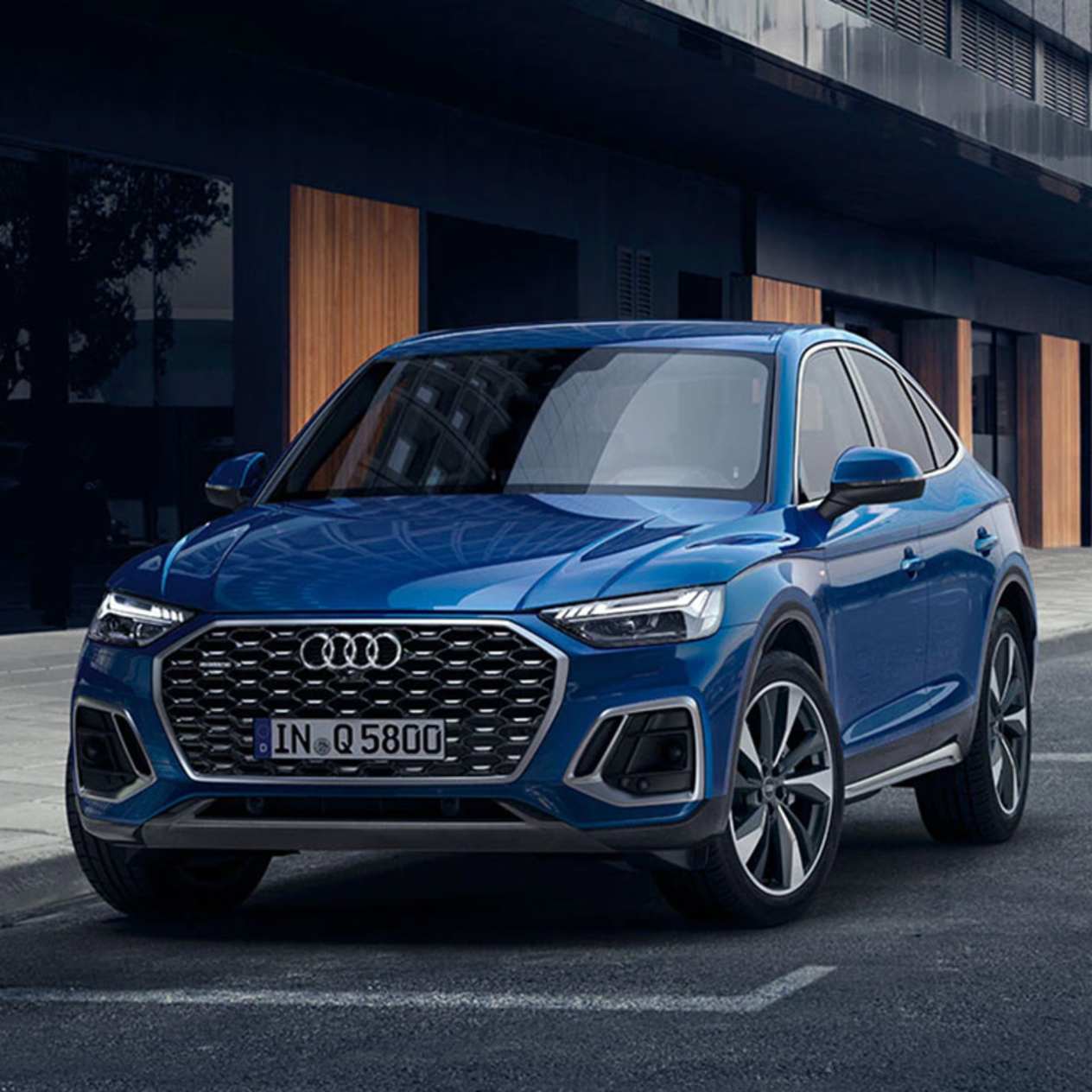 Front view of the new Audi Q5 in Navarra Blue