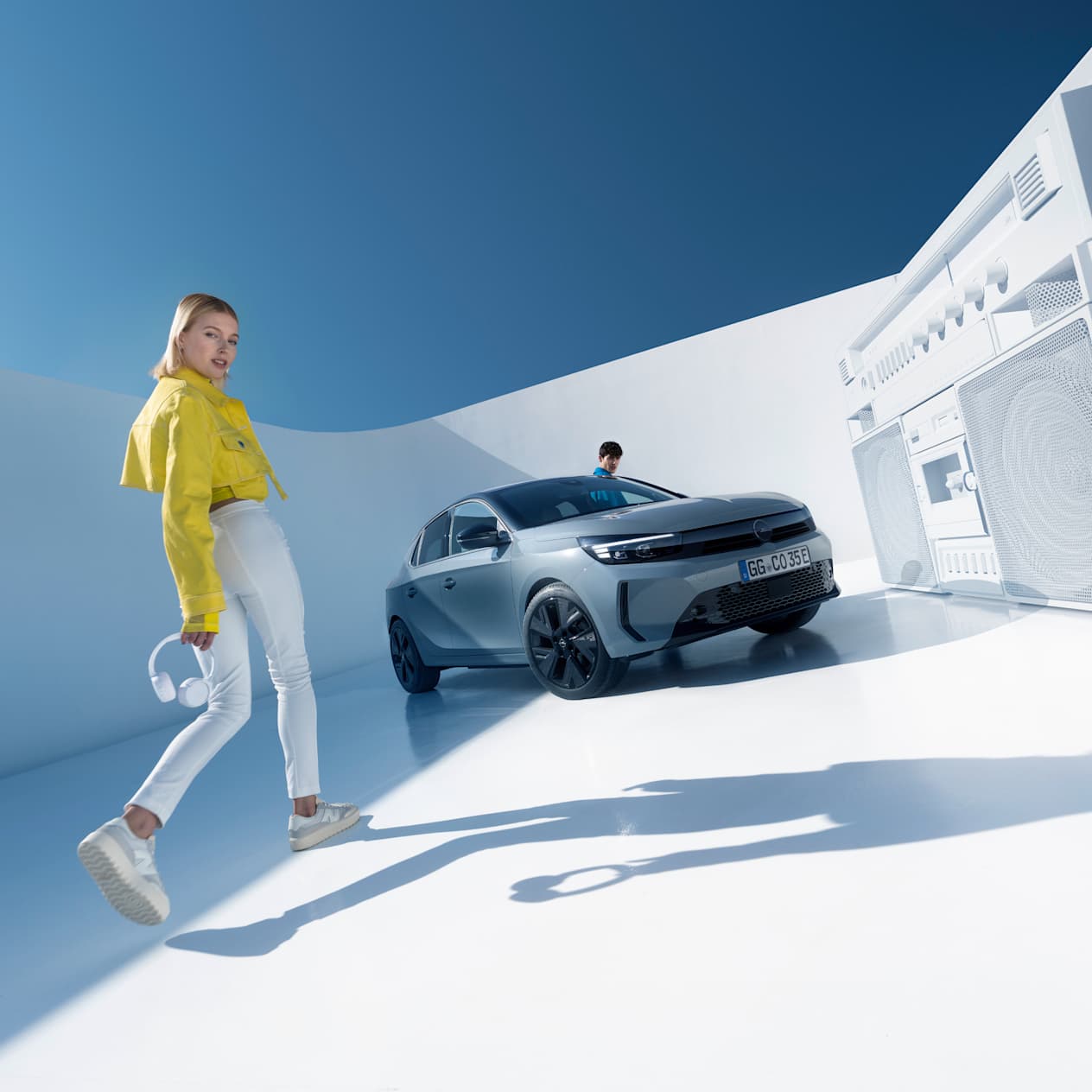 Opel Corsa 2023 : trois quarts avant droit statique avec modèles