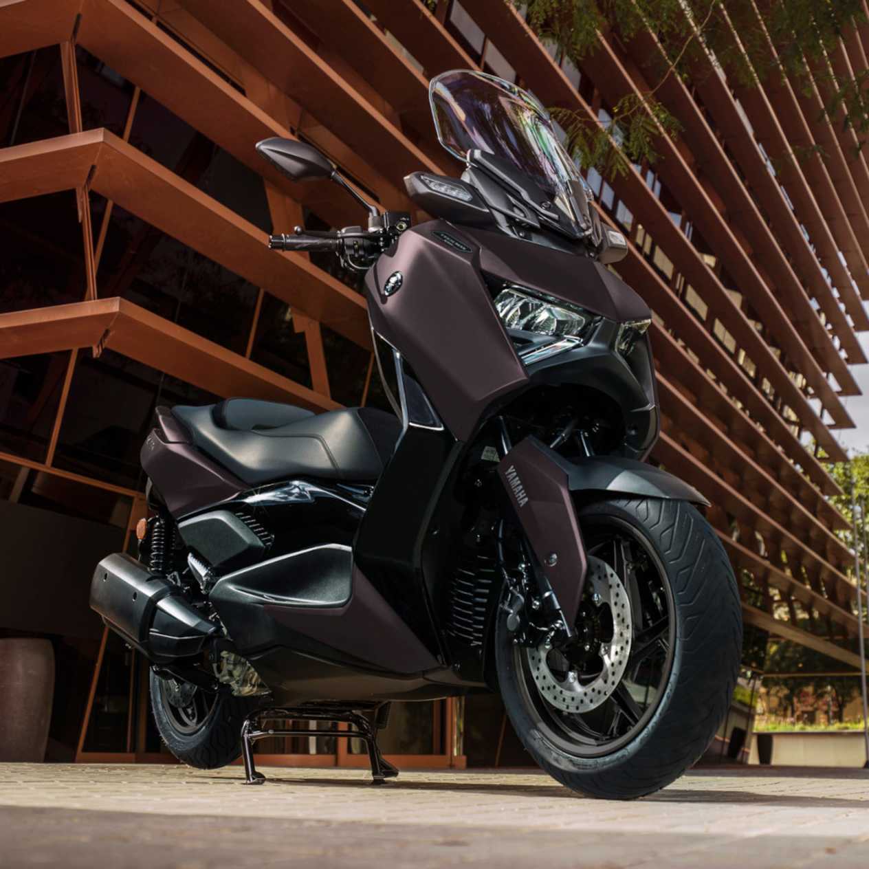 Yamaha XMAX 300 Tech Max 2024 : trois quarts avant droit en contre-plongée