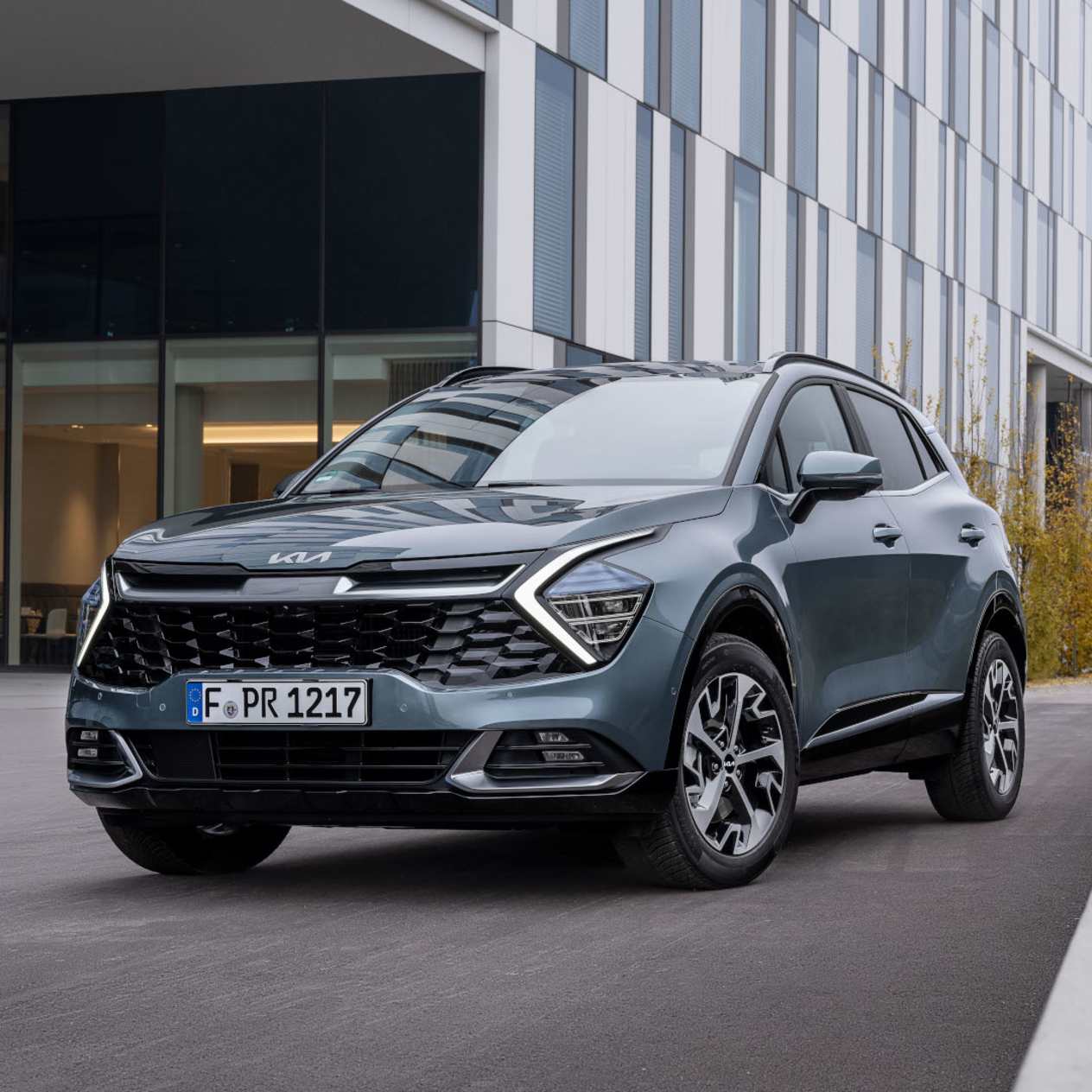 Kia Sportage hybride 2022 : trois quarts avant gauche statique