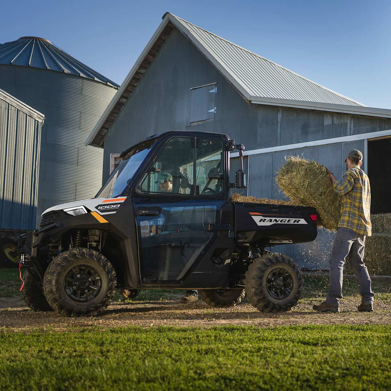 Polaris Ranger 1000 2023 : chargement de paille dans la benne