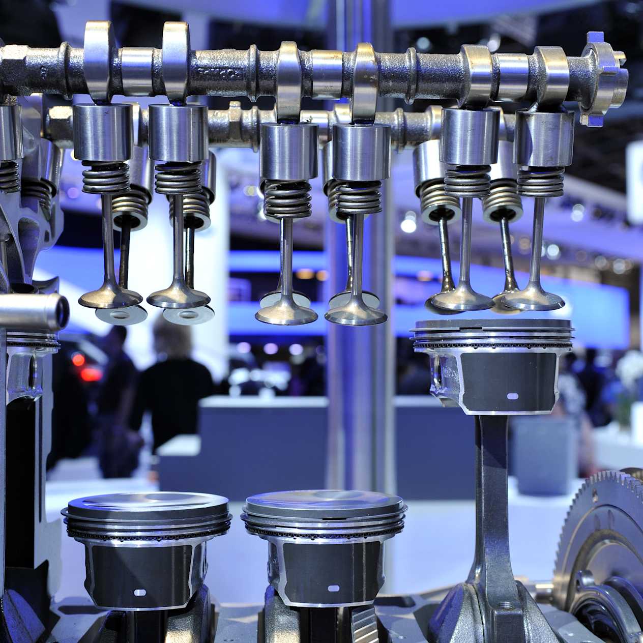 Pistons et soupapes d'un moteur
