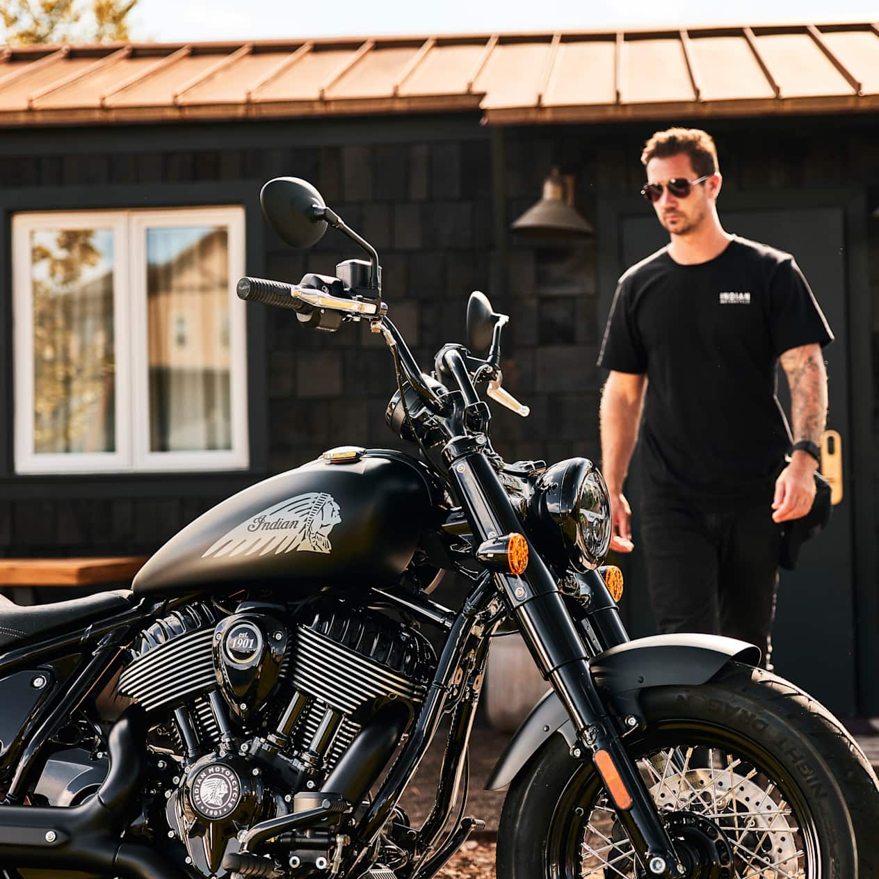 Indian Chief Bobber Dark Horse 2024 : vue gros plan profil droit avec motard
