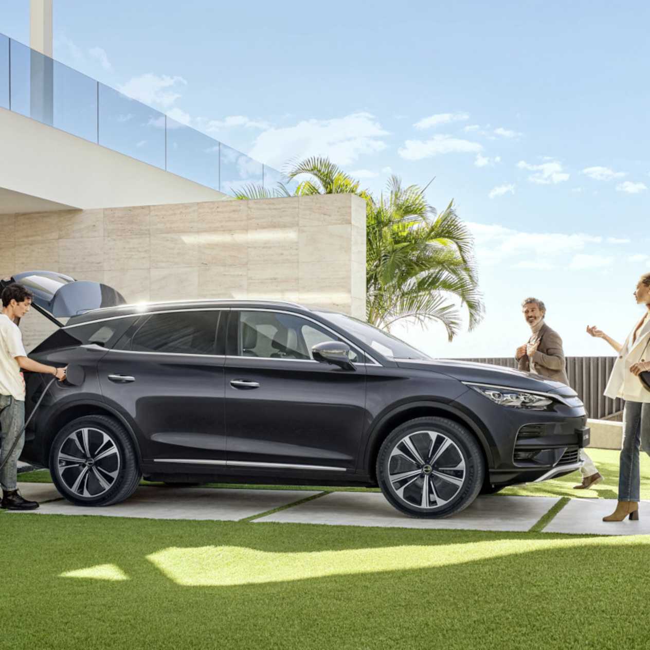 BYD Tang 2024 : profil gauche statique garé devant une maison
