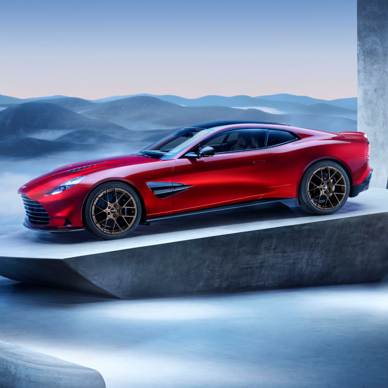 Aston Martin Vanquish 2024 : trois quarts avant gauche sur promontoire