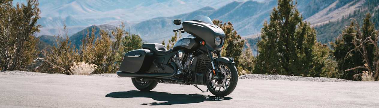 Indian Chieftain Powerplus Dark Horse 2025 : trois quarts avant droit statique devant des montagnes