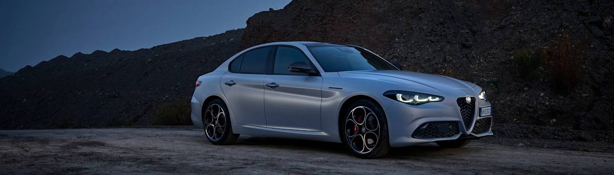 Alfa Romeo Giulia 2022 : Trois quart avant droit à l'arrêt