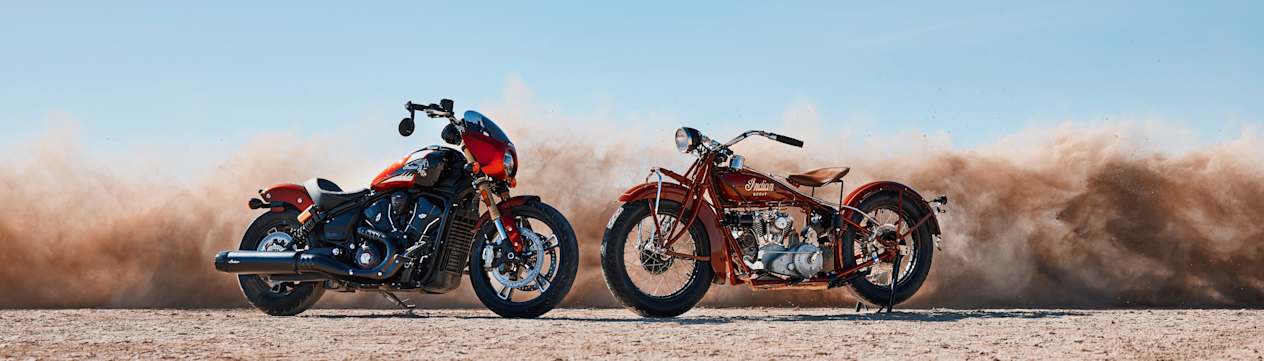 Indian Scout 101 2025 et Indian Scout 101 1928 vues de trois quarts avant dans le désert