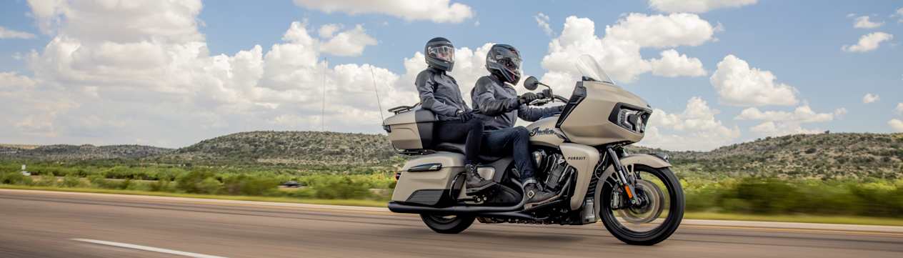 Indian Pursuit Dark Horse vue de profil sur route