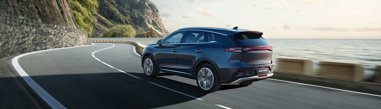 BYD Tang 2024 : trois quarts arrière gauche sur route en bord de mer
