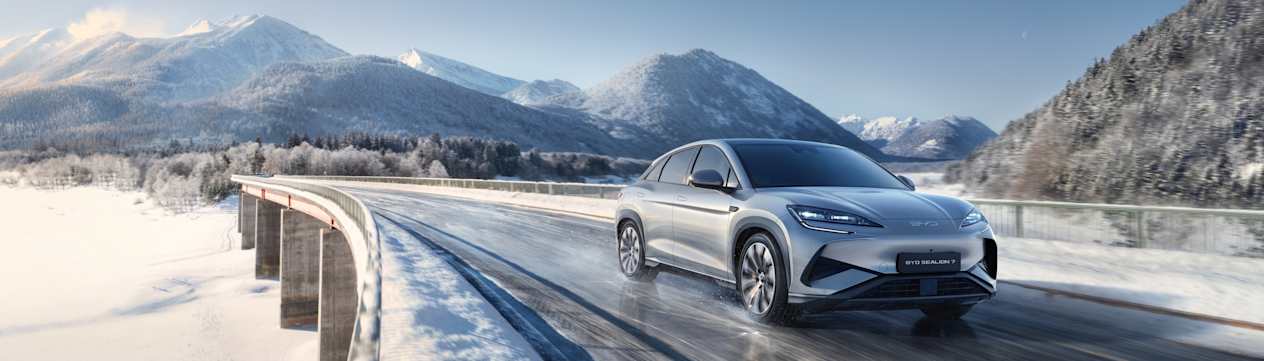 BYD Sealion 7 2024 : trois quarts avant droit sur route de montagne