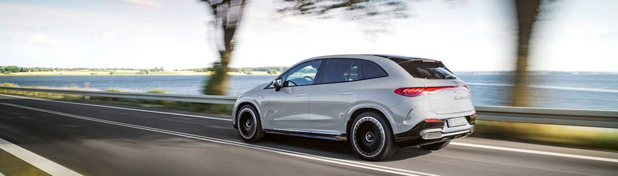 Mercedes-AMG EQE SUV 2022 : trois quarts arrière gauche sur route