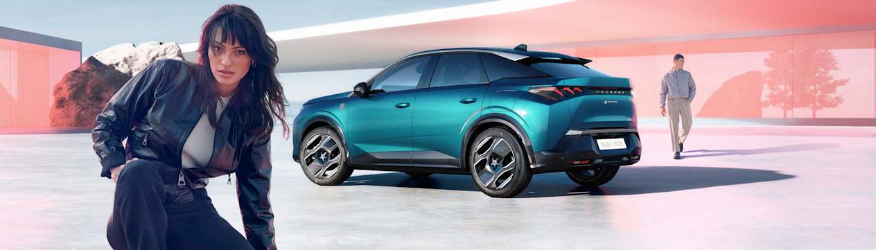 Peugeot 3008 2024 : trois quarts arrière gauche statique avec modèle