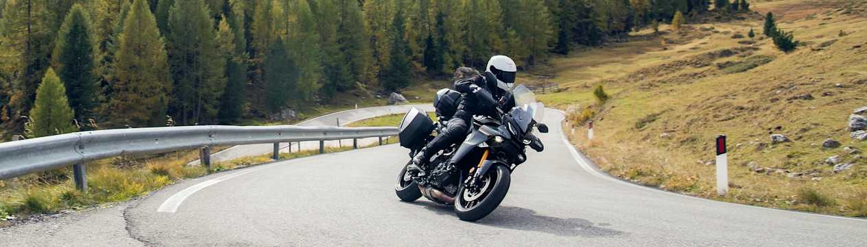 Yamaha Tracer 9 GT+ 2023 : trois quarts avant droit dans une épingle