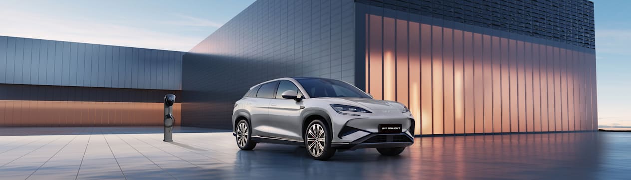 BYD Sealion 7 2024 : trois quarts avant droit statique avec borne de recharge