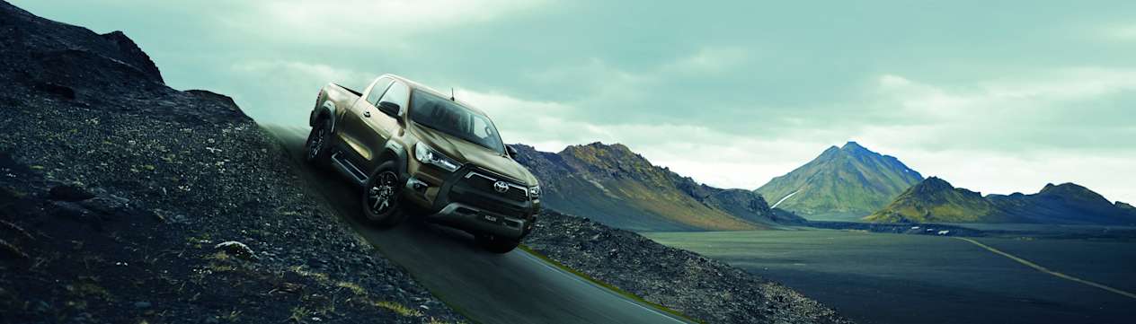Toyota Hilux 2020 : trois quarts avant droit en descente