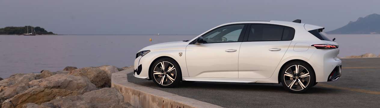 Peugeot 308 2021 blanche : profil gauche statique