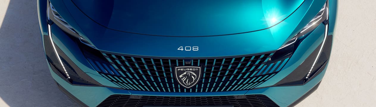 Nouvelle Peugeot 408 : Face avant en vue plongeante et centrée sur le logo 408