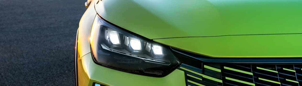 Peugeot 208 2023 : détail phare et signature lumineuse
