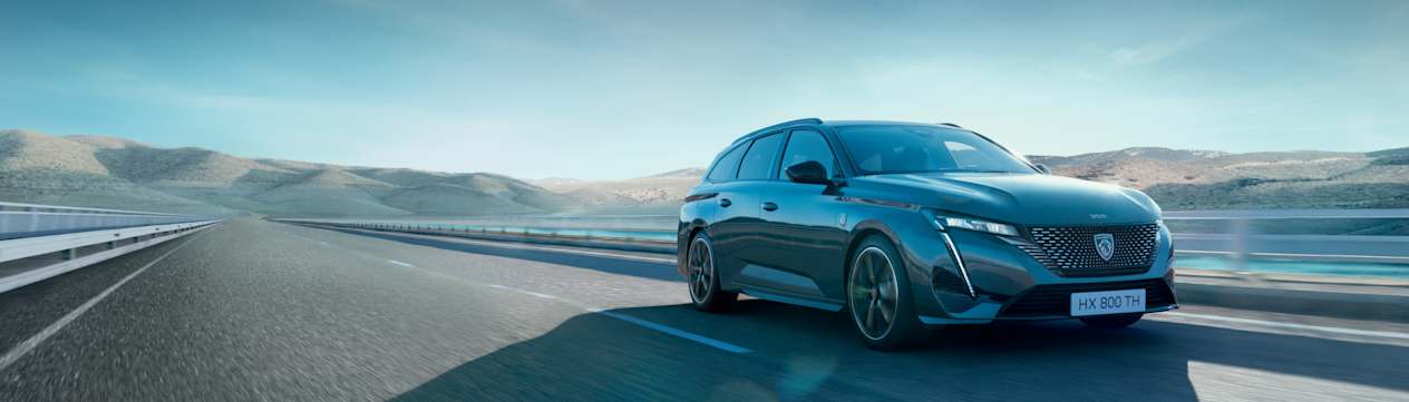 Peugeot 308 SW 2024 : trois quarts avant droit statique