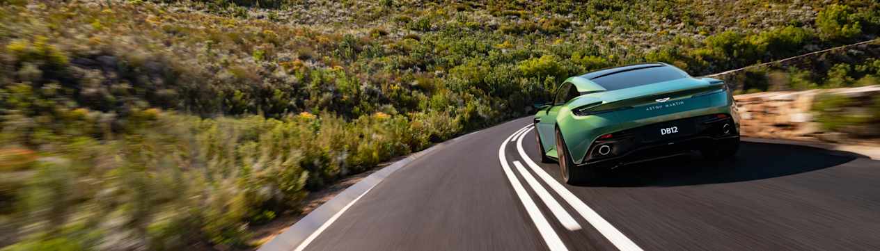 Aston Martin DB12 face arrière sur route
