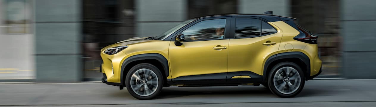Toyota Yaris Cross : profil gauche sur route