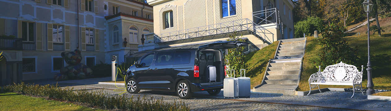 Fiat e-Ulysse : Trois quart arrière avec coffre ouvert et valises