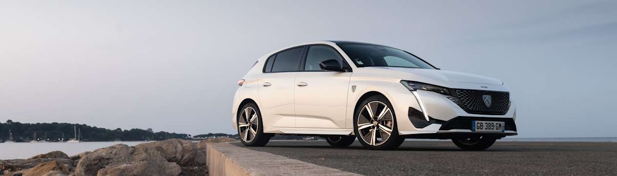 Peugeot 308 2021 blanche : trois quarts avant droit statique en contre-plongée