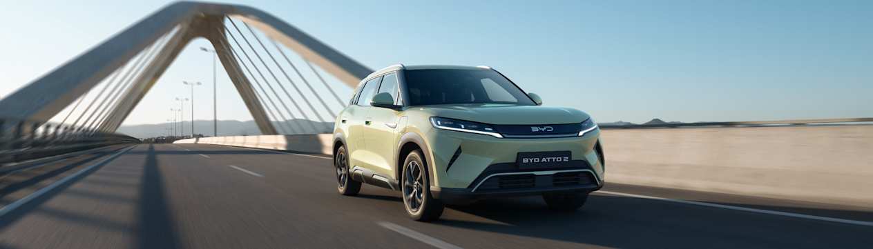BYD Atto 2 2025 : trois quarts avant droit sur un pont