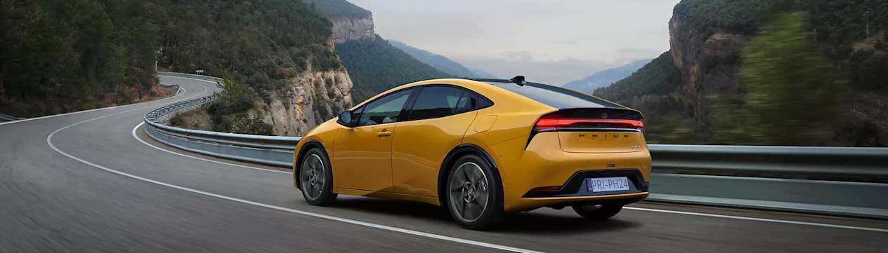 Toyota Prius 2023 : trois quarts arrière gauche sur route
