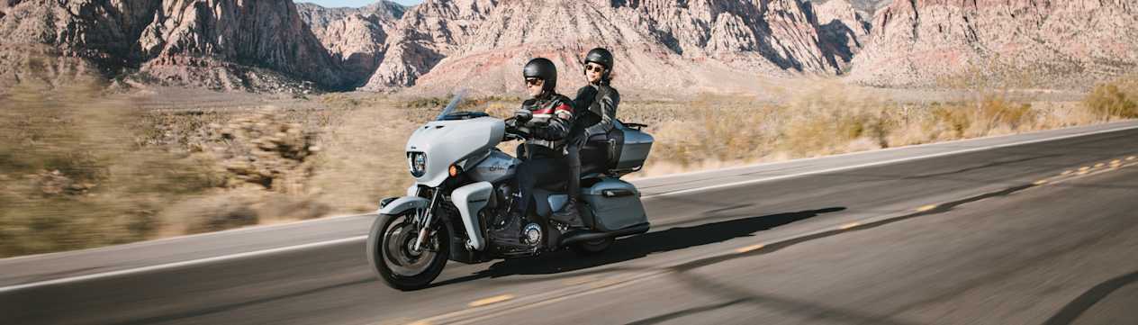 Indian Roadmaster Powerplus Dark Horse 2025 : trois quarts avant gauche sur route