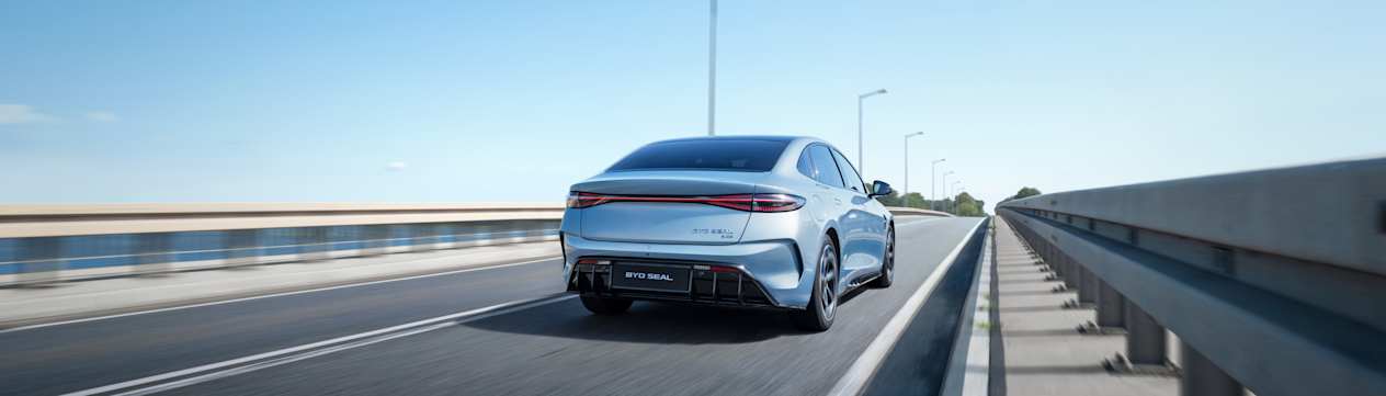 BYD Seal 2023 : face arrière sur autoroute