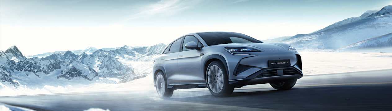 BYD Sealion 7 2024 : trois quarts avant droit en contre-plongée sur route