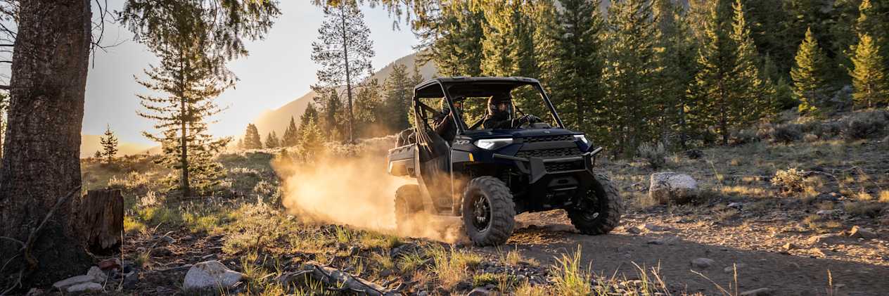 Polaris Ranger XP 1000 2023 : trois quarts avant sur chemin