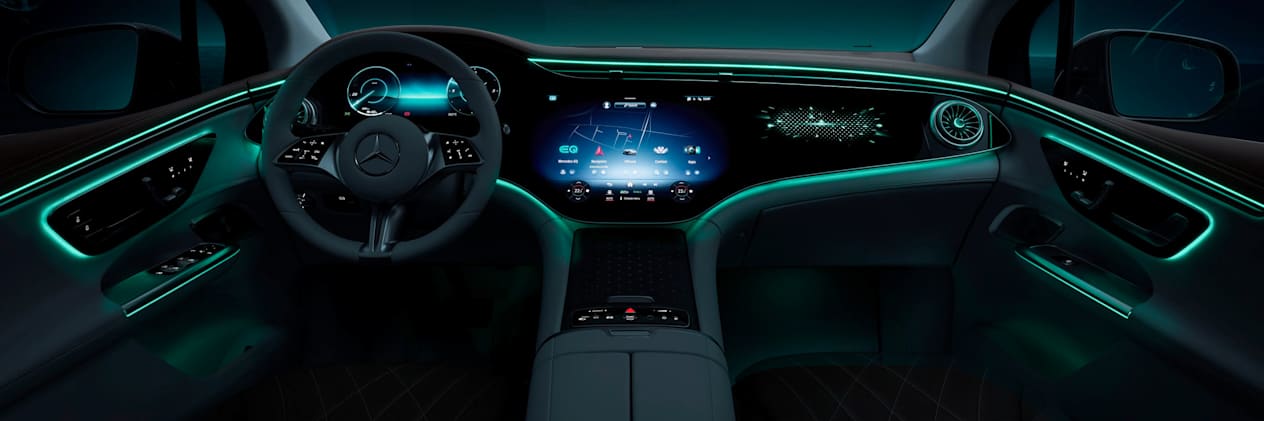 Mercedes EQE SUV 2022 : Habitacle de nuit avec éclairage d'ambiance