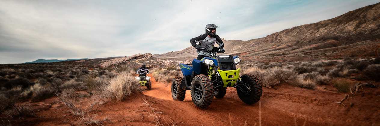 Polaris Scrambler XP 1000 S 2023 : trois quarts avant sur chemin