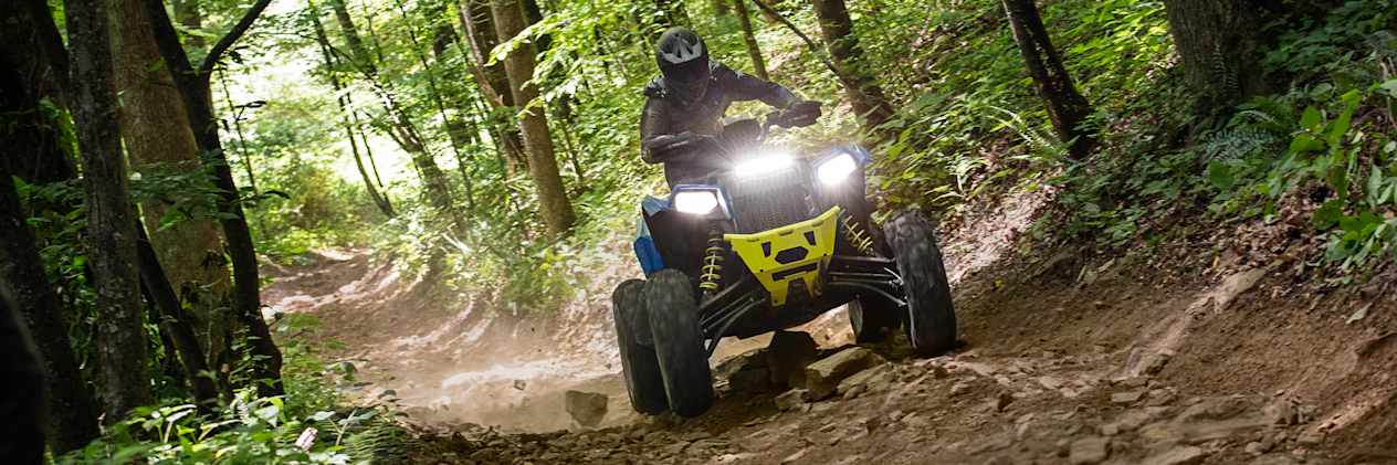 Polaris Scrambler XP 1000 S 2023 : face avant sur chemin en pierres