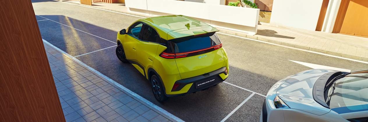 BYD Dolphin Surf 2025 : trois quarts arrière gauce sortie de place de parking