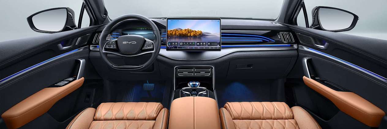 BYD Tang 2024 : intérieur cuir brun et planche de bord
